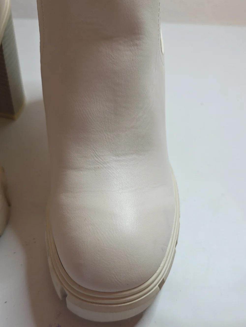GBG KEONA PLATFORM CHELSEA DISTRESSED BOOTS STACKED HEELS LADIES  7.5 GUC